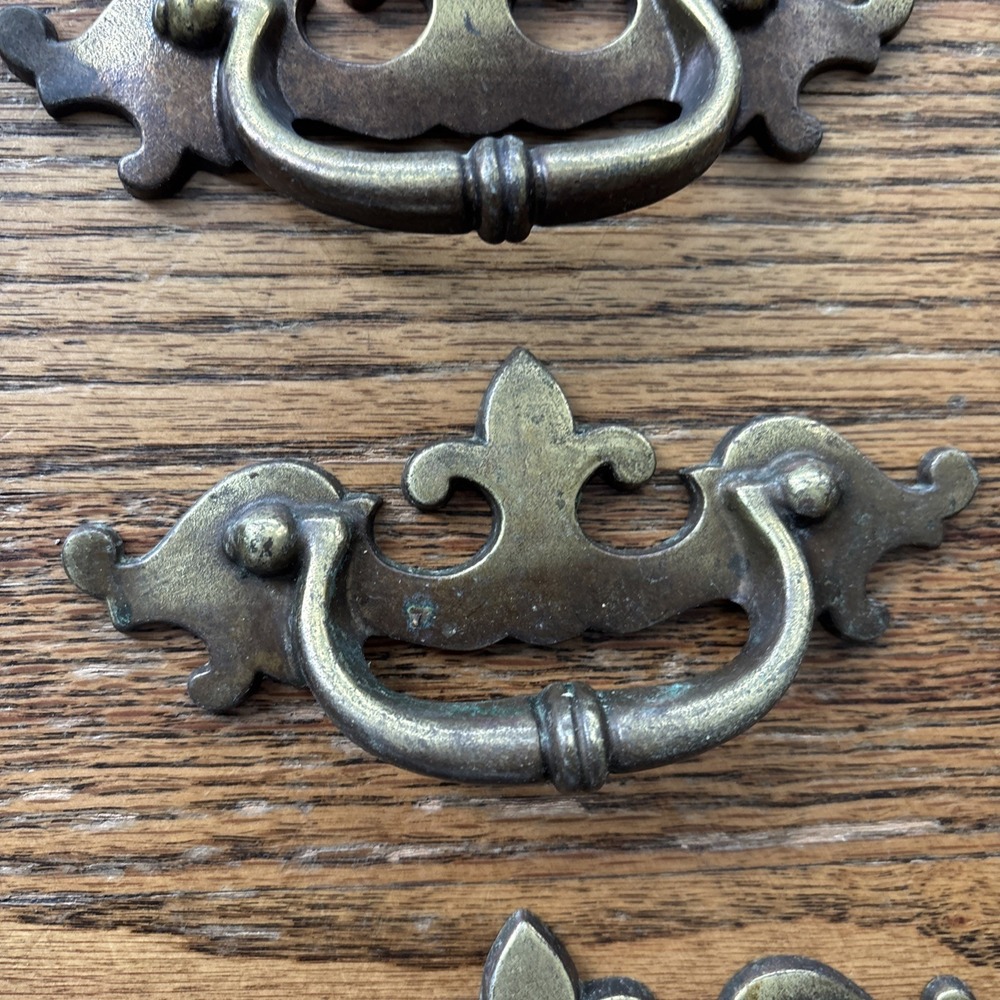 Vtg Keeler Brass Company Fleur De Lis Brass Patina Drawer Pull Handles Lot Of 8 - Picture 6 of 15
